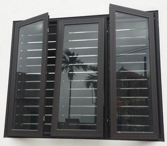 Mẫu cửa sổ mở quay 3 cánh độc lập màu đen nhôm Xingfa