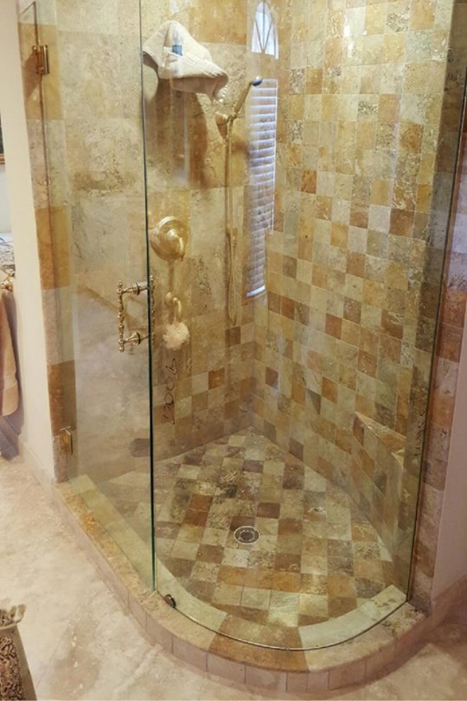 Mẫu cabin tắm kính uốn cong kết hợp tay nắm cửa sơn vàng đẳng cấp
