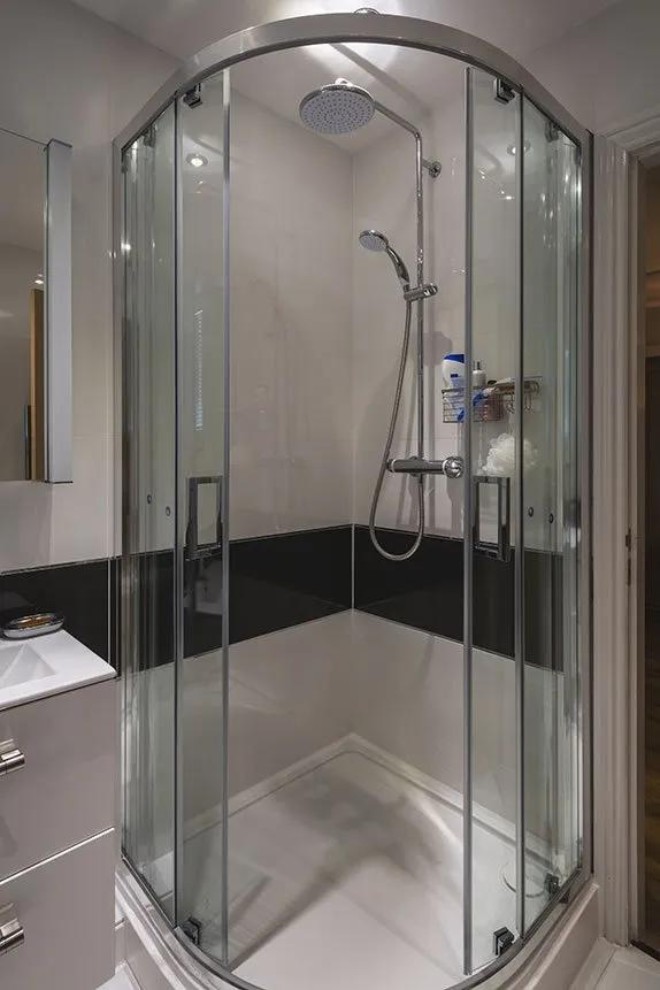 Mẫu cabin tắm kính uốn cong cùng nội thất hiện đại nhất
