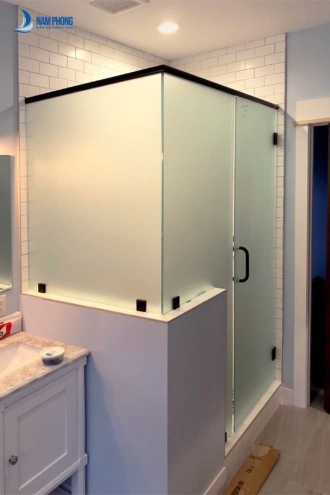Mẫu vách kính hiện đại cho phòng tắm gia đình