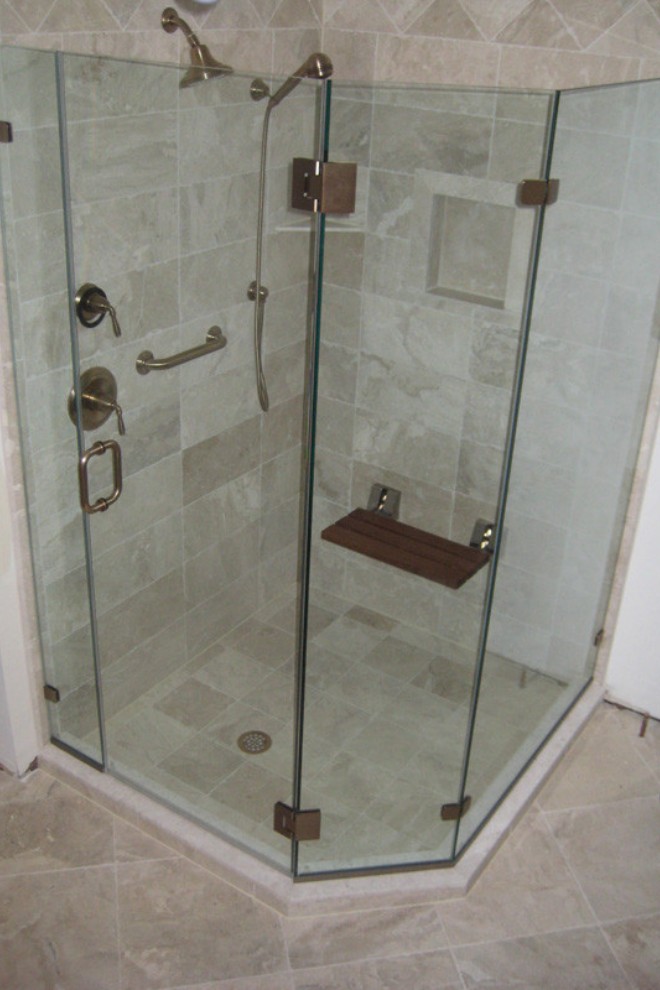 Phòng tắm kính 135 độ vát góc
