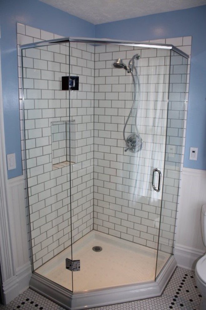 Mẫu phòng tắm kính 135 độ với gạch ốp tường chia ô hiện đại