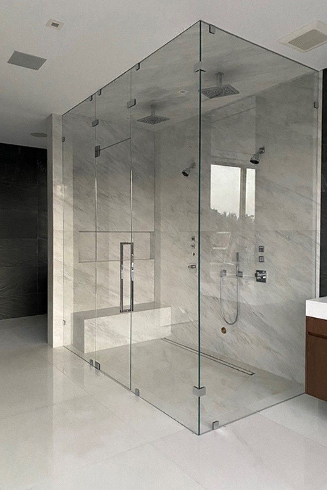 Mẫu phòng tắm kính vuông có không gian thoáng, rộng rãi