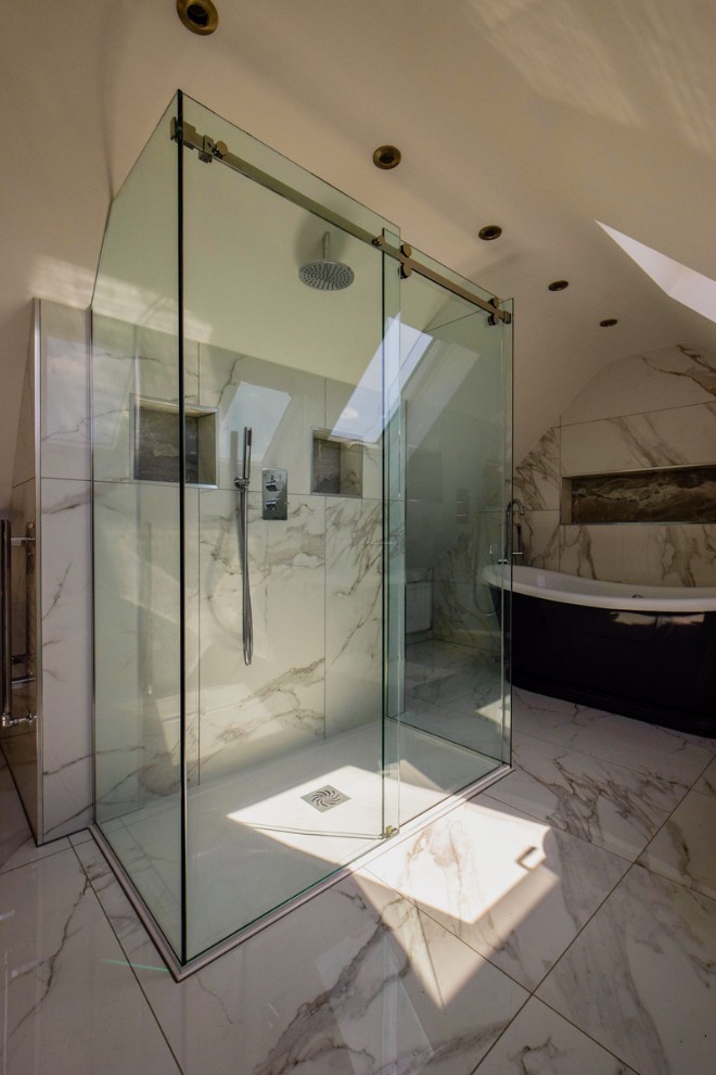 Vách kính nhà tắm cửa lùa với thiết kế ray treo hiện đại