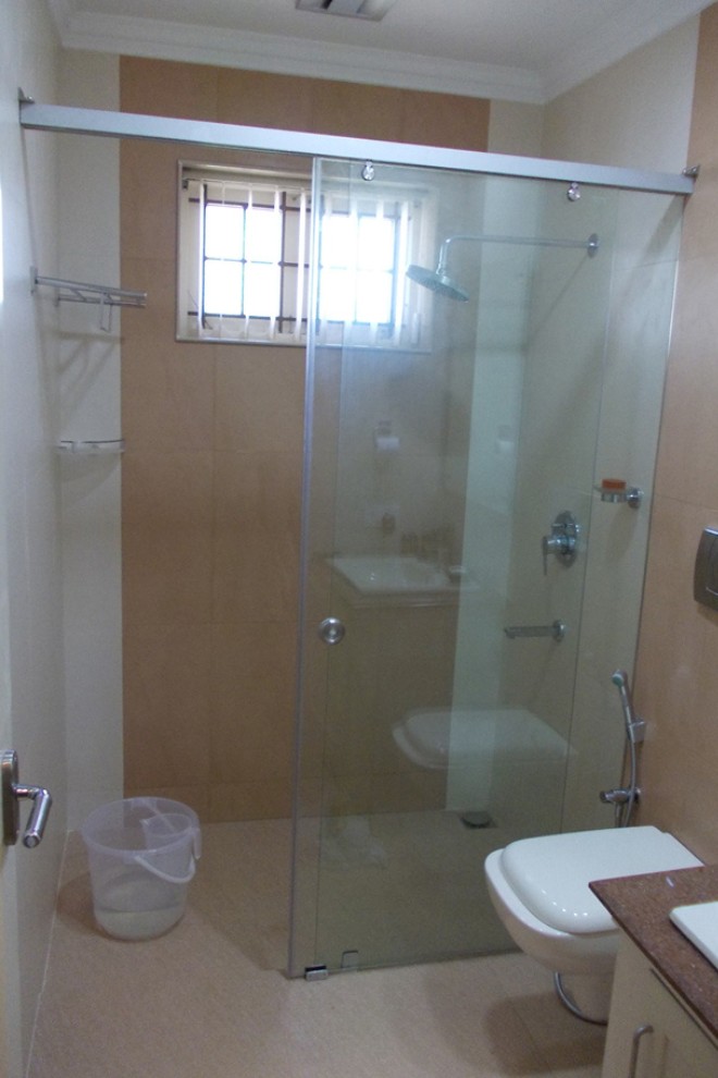 Vách kính nhà tắm cửa lùa tối giản tiết kiệm không gian