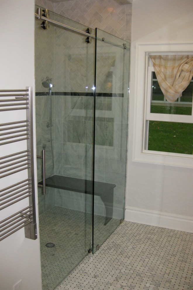 Vách kính nhà tắm cửa lùa tiện lợi cho người sử dụng