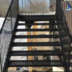 Cầu thang sắt hộp hiện đại với đường nét độc đáo