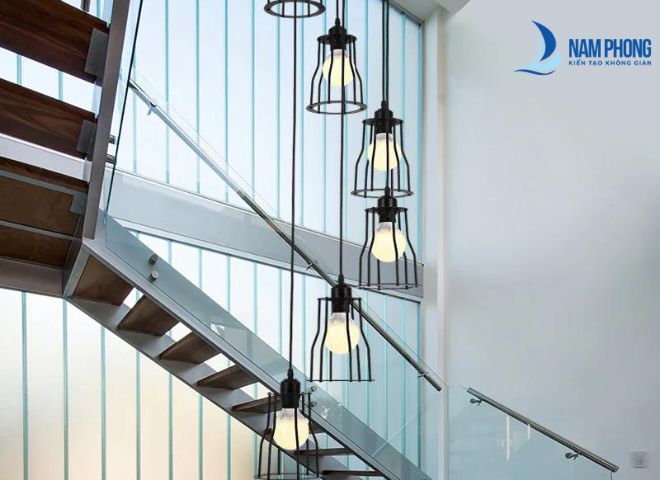 Mẫu cầu thang thiết kế dây cáp treo độc lạ kết hợp đèn chiếu sáng hiện đại