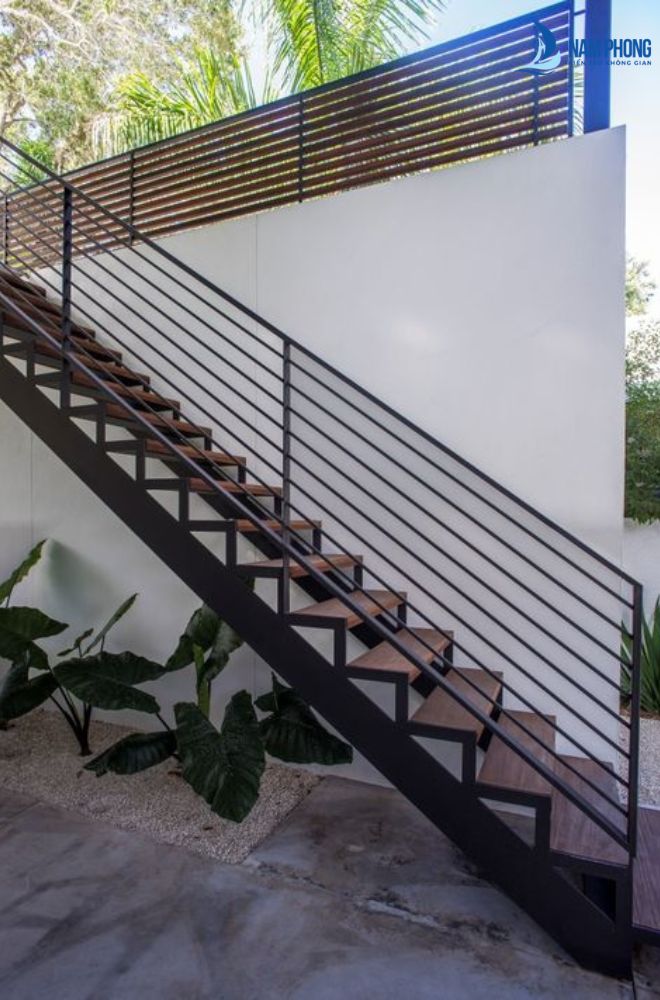 Cầu thang sắt bậc gỗ với thiết kế thông minh, tiết kiệm không gian