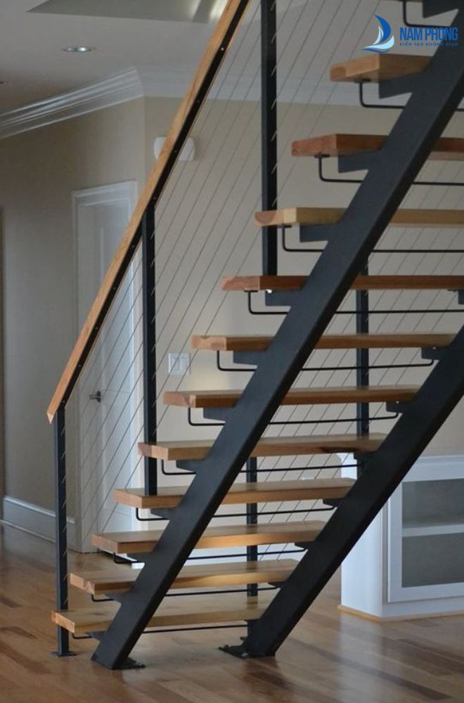 Cầu thang sắt bậc gỗ với đường nét đơn giản nhưng tinh tế