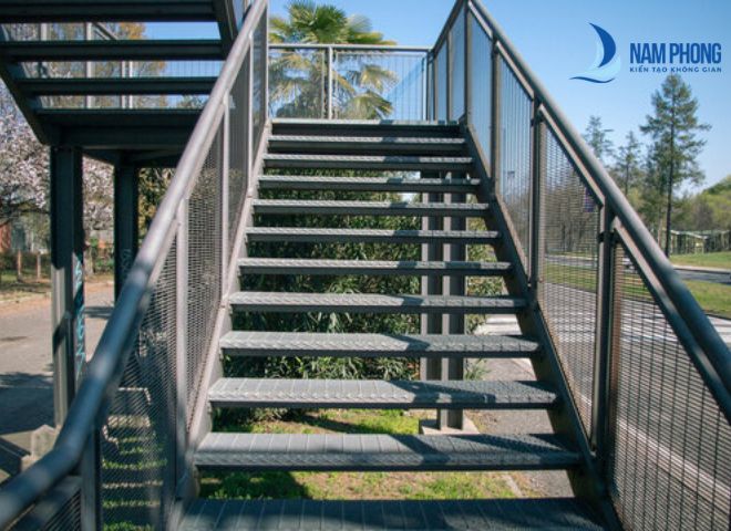 Cầu thang sắt hộp thanh lịch phù hợp nhiều kiểu thiết kế kiến trúc trang trí
