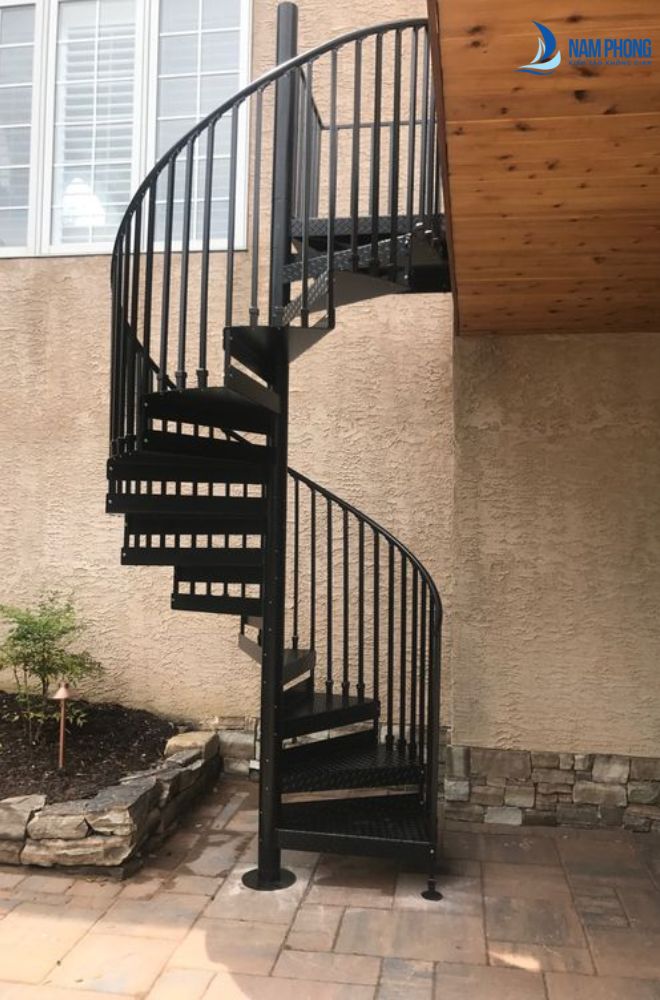Cầu thang sắt kiểu xoắn ốc với sự kết hợp tinh tế giữa sắt và gỗ