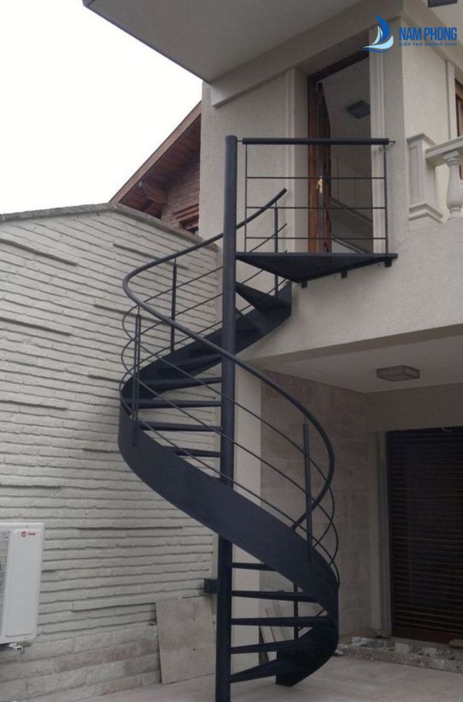 Cầu thang sắt xoắn ốc hiện đại, tinh tế với đường nét đơn giản