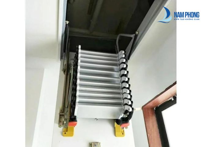 Mẫu cầu thang sắt ziczac sơn giúp tối ưu diện tích không gian