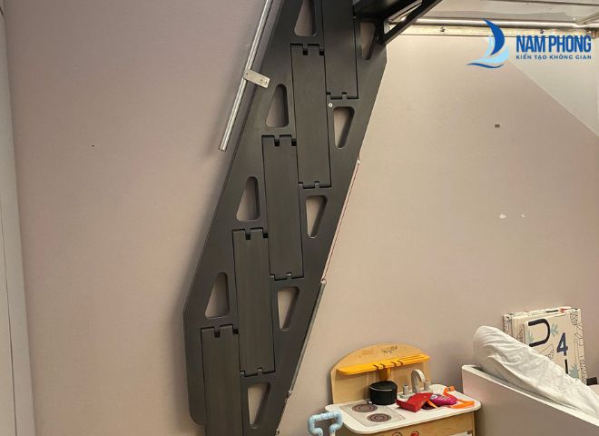 Những lợi ích khi thiết kế cầu thang sắt gấp vào tường