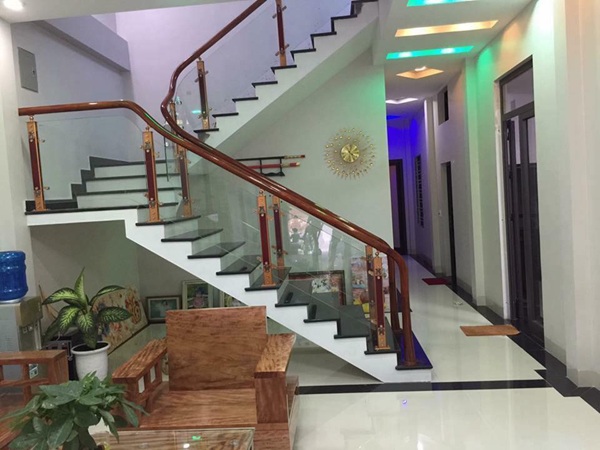 Cầu thang kính cường lực ngày càng được nhiều công trình lựa chọn