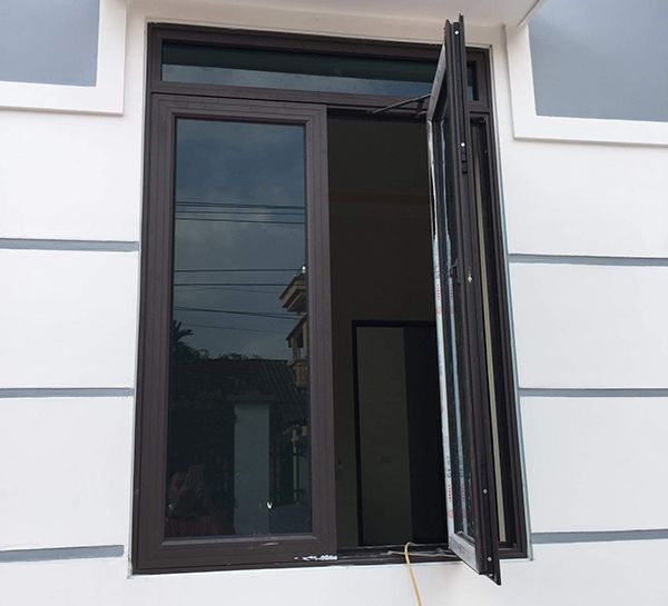 Mẫu cửa sổ mở quay 2 cánh tạo cảm giác rộng rãi, thoáng đãng
