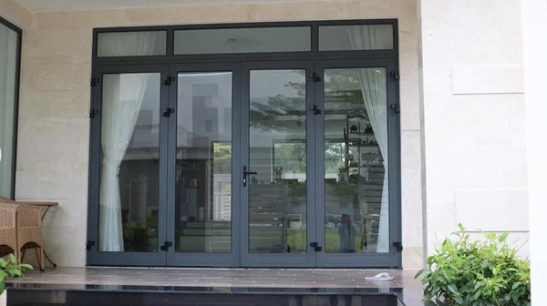 Cửa 4 cánh nhôm kính có kích thước cân đối giúp kiến trúc ngôi nhà trở nên sang trọng